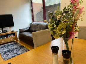 Modern apartment 4 mins from Gatwick